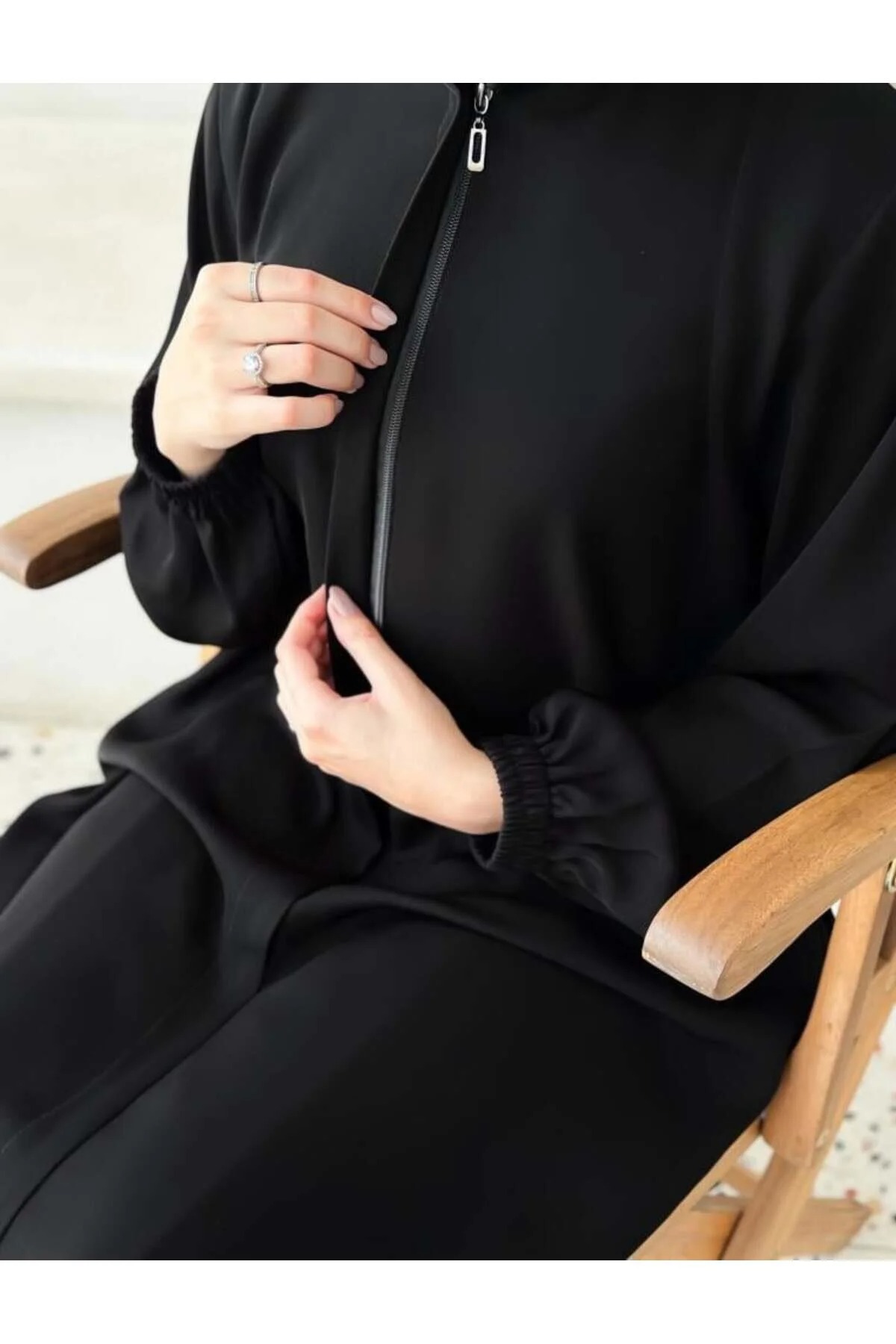 عباية عملية بسحاب وجيوب مخفية من تصاميم رائع وانيق - الصورة 2
